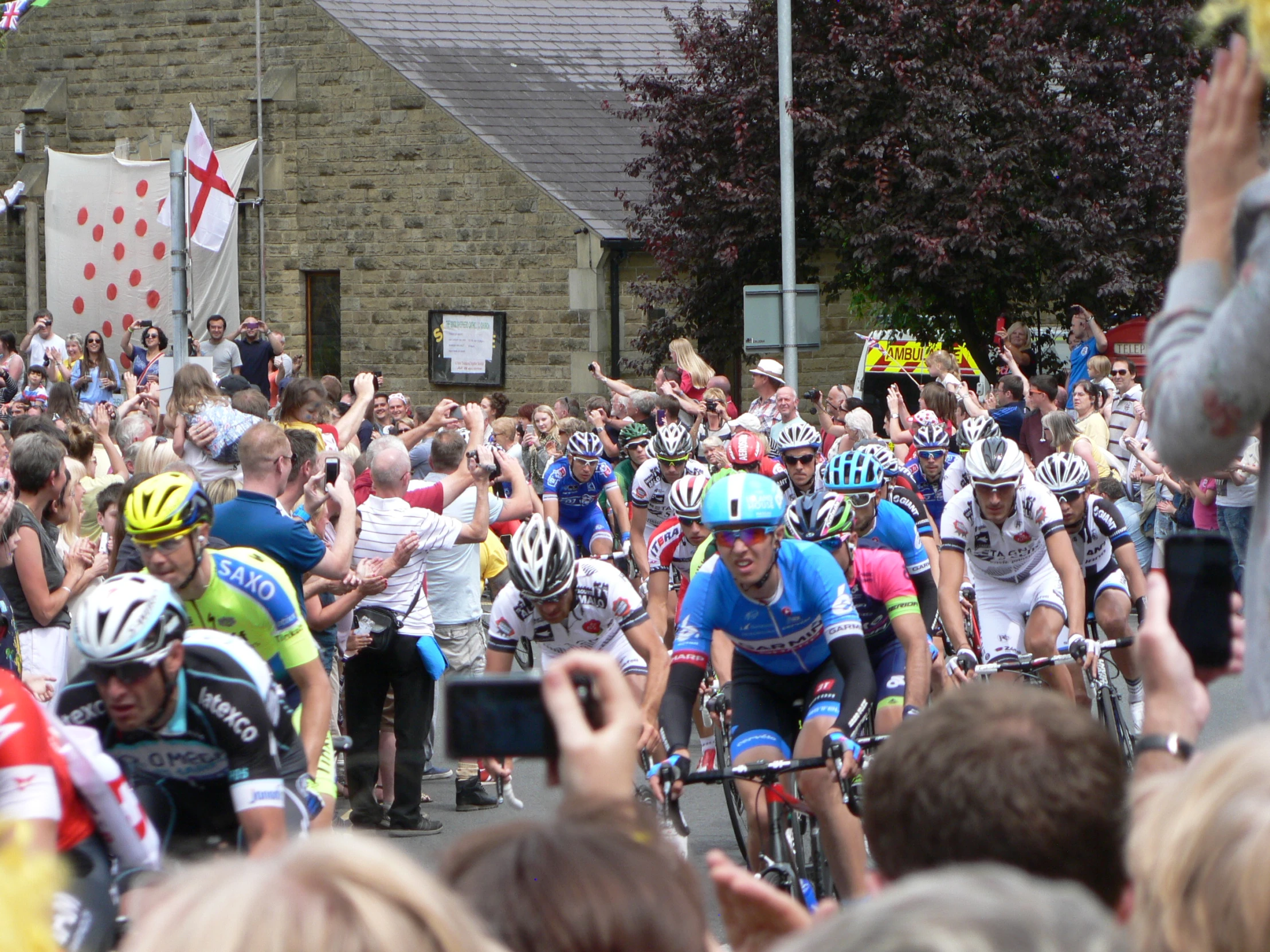 an image of a crowd of cyclists in a race