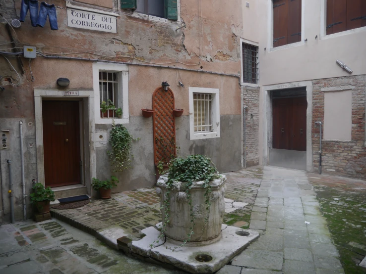 the courtyards in front of this building have flower potted plants