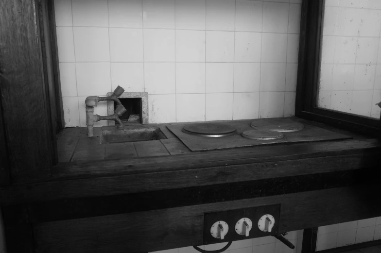 an old room with plates on the stove