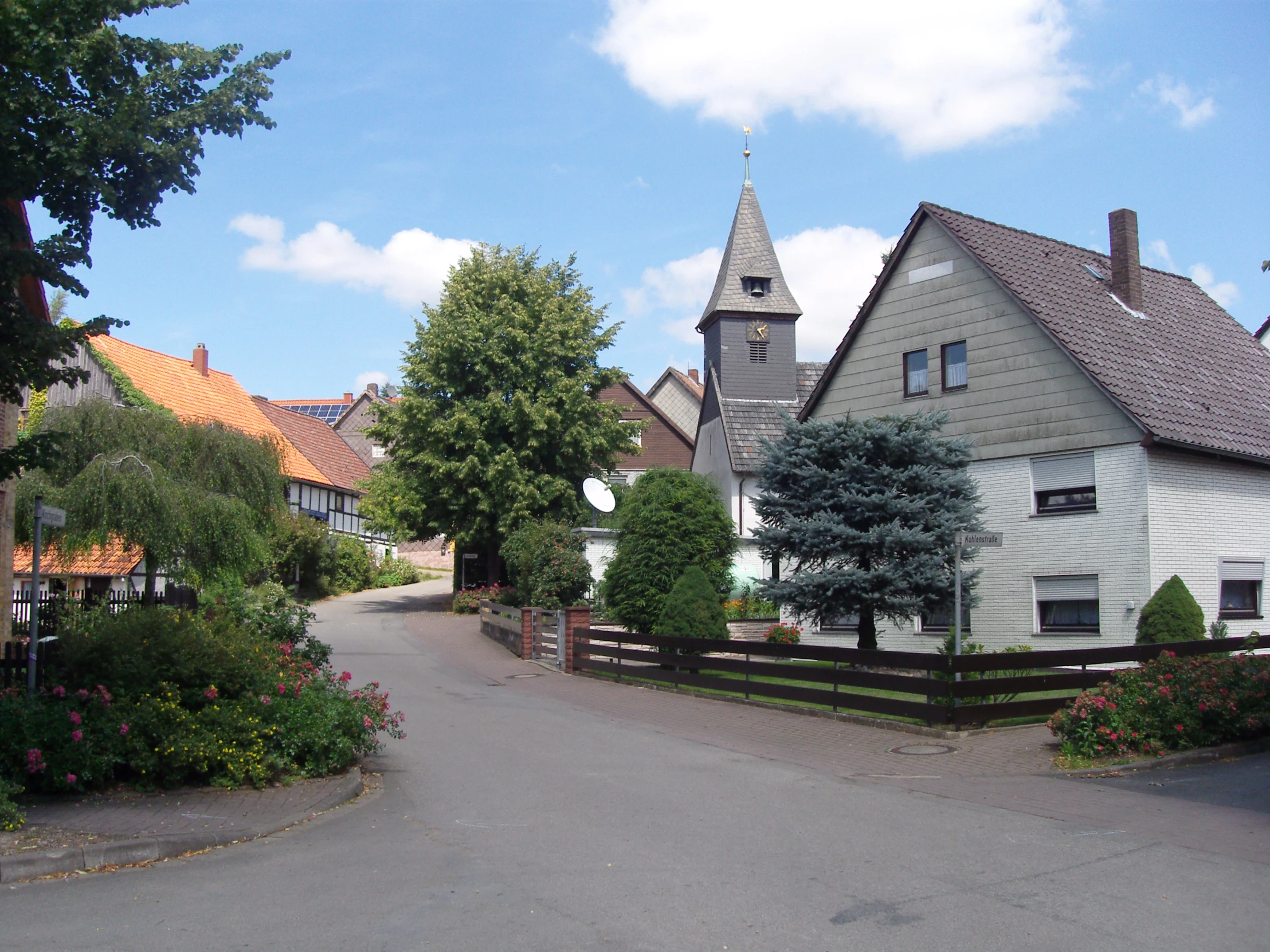 a long driveway leading to two houses on each side of the street