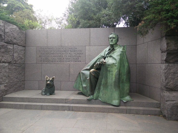 a statue of lincoln in a sitting position