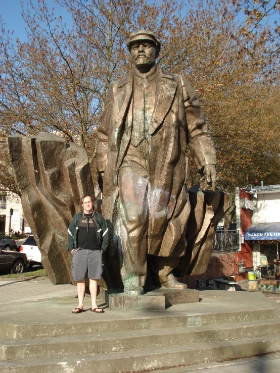 a statue of the famous writer aham lincoln near some steps