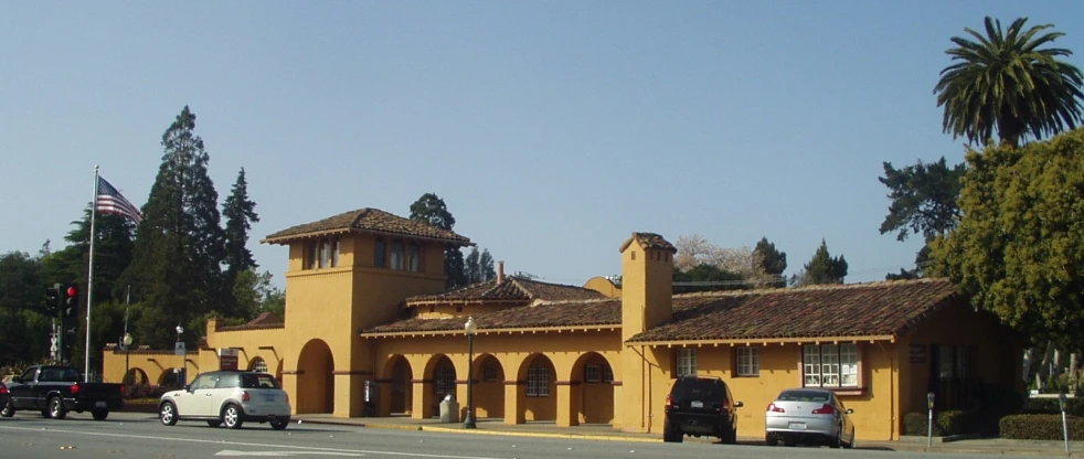 there is a building with an outside roof that has arches and arched designs on it