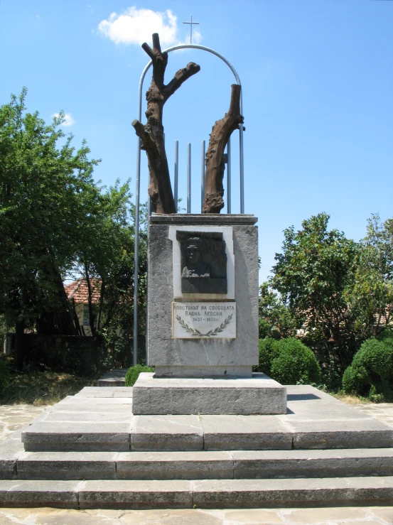 the monument with statues of hands is on display in the middle of some steps