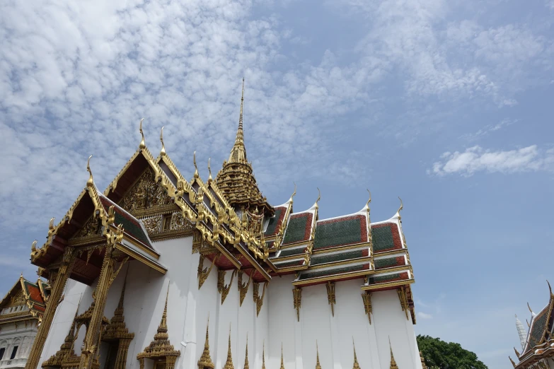 the building has many different roof decorations on it