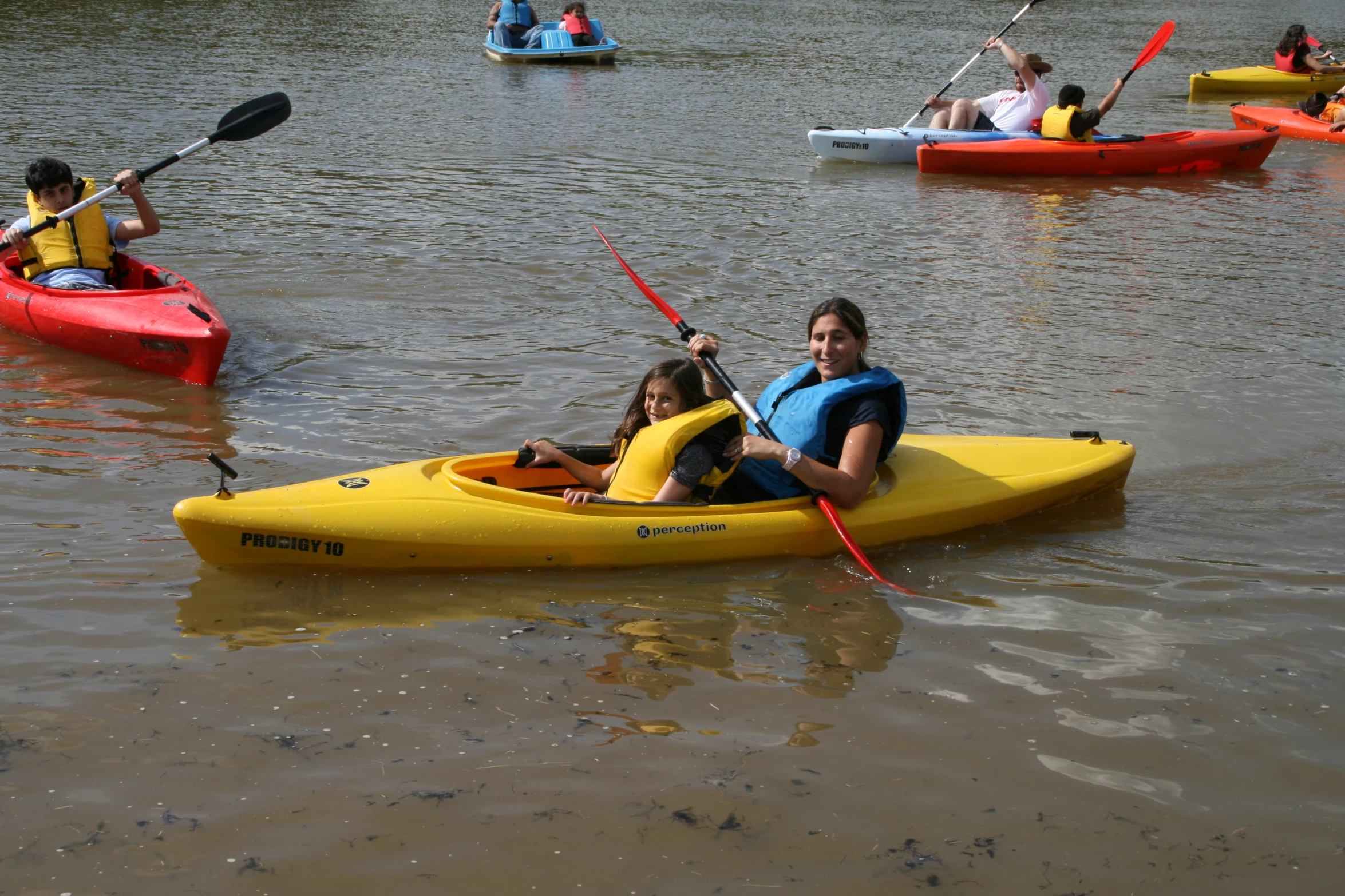 there are many people riding kayaks on the lake