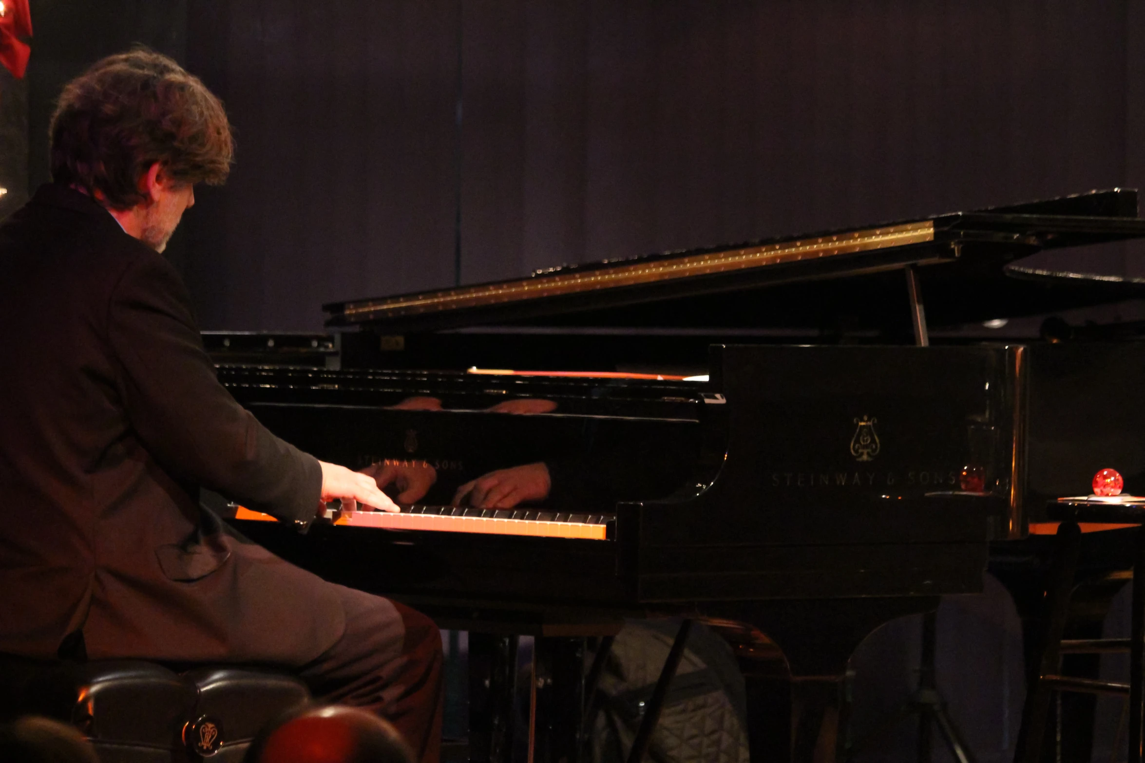 a man playing the piano in a music concert