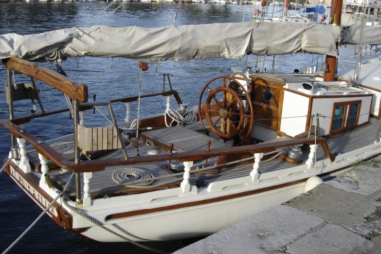 a boat docked in the water next to the shore