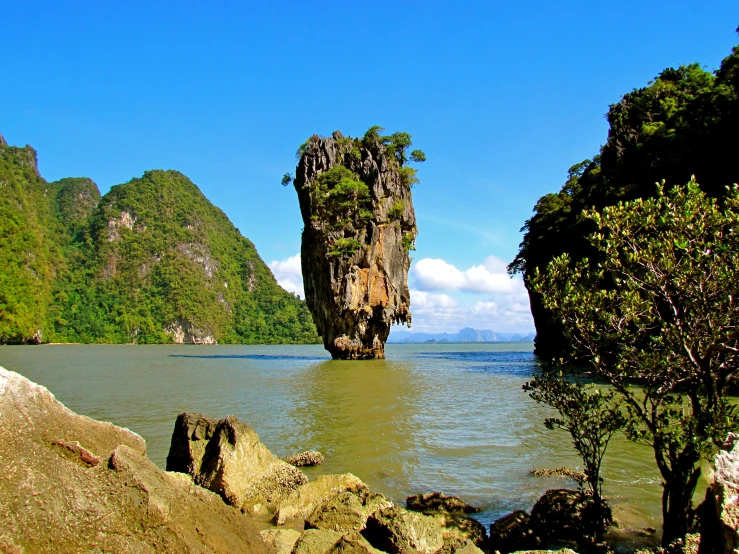 the rock formations at the bottom of the river can be seen from a distance