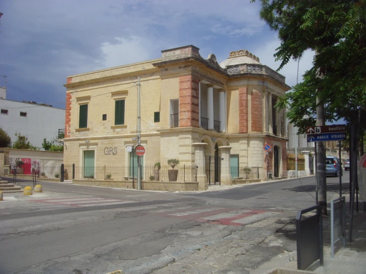 an old town building on the corner of a city street