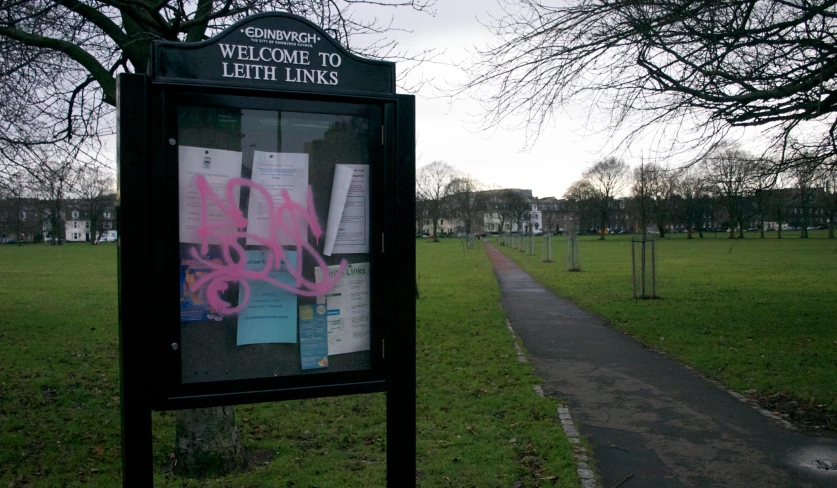 a sign near the park telling visitors where to go