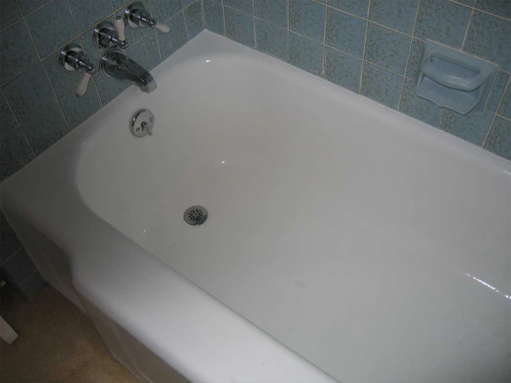 there is a white tub with two water faucets on the side