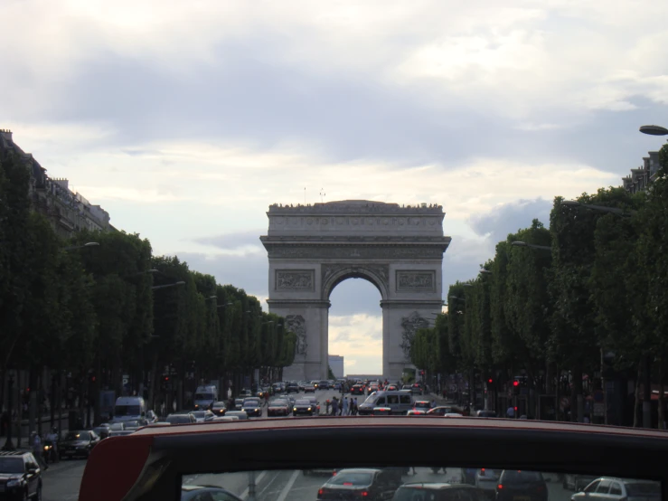 there is a large arch in the middle of the street