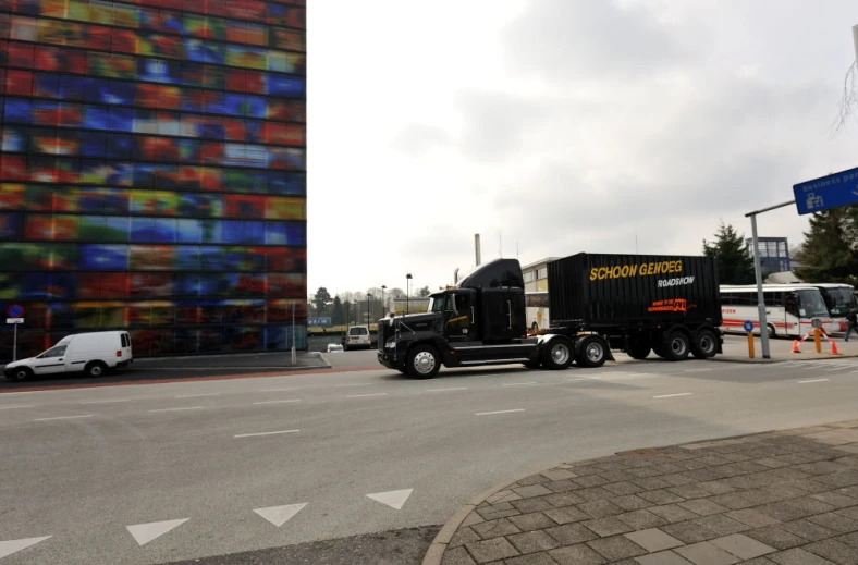 two truckes parked next to each other in front of a building