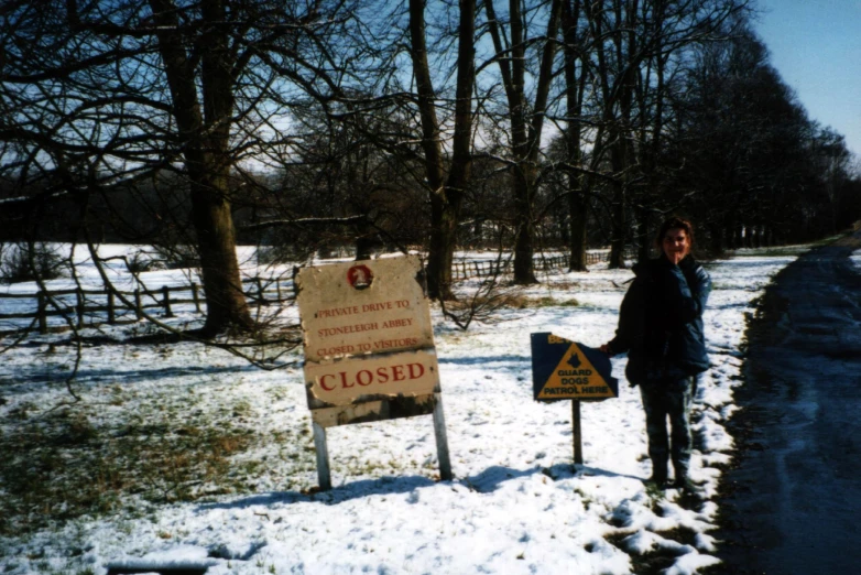 the woman is standing in front of her closed sign