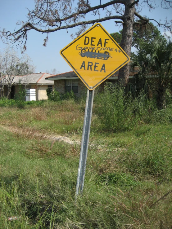 a yellow sign with the word dear ground area on it