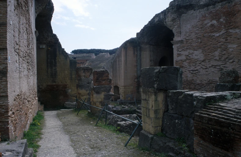 there are many columns at this ruines and ruins