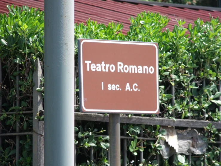 a sign at the side of the road that tells the name of teato romano