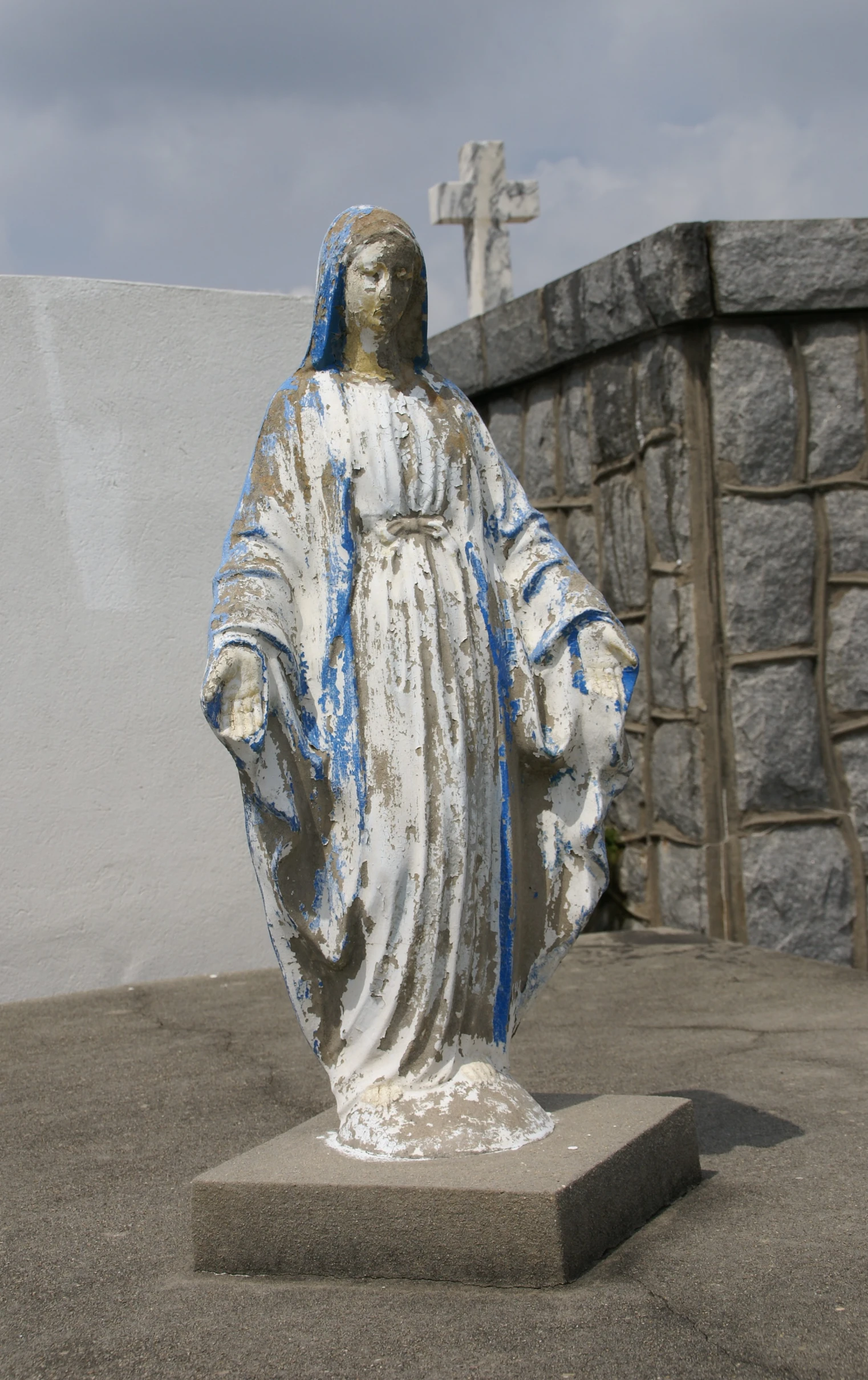 a statue of jesus is painted white and blue