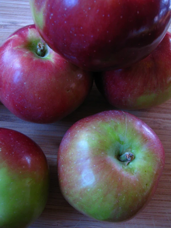 there is a pile of apples on the table