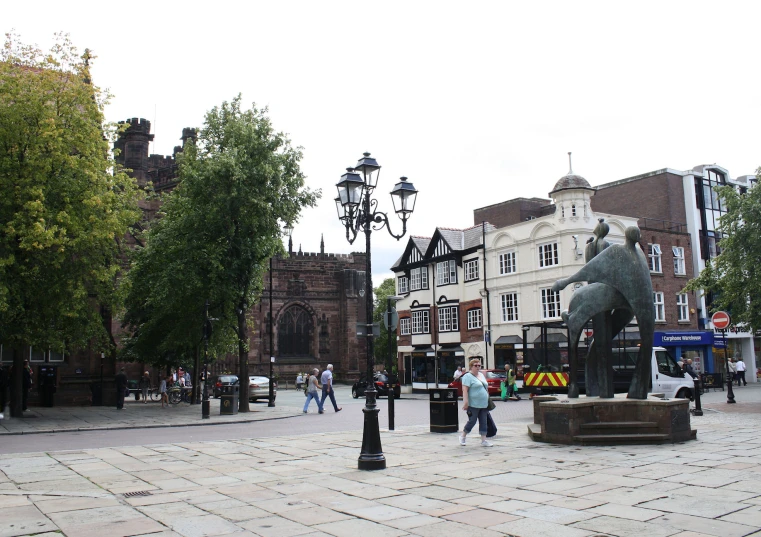 a statue of a man is sitting in the middle of the square