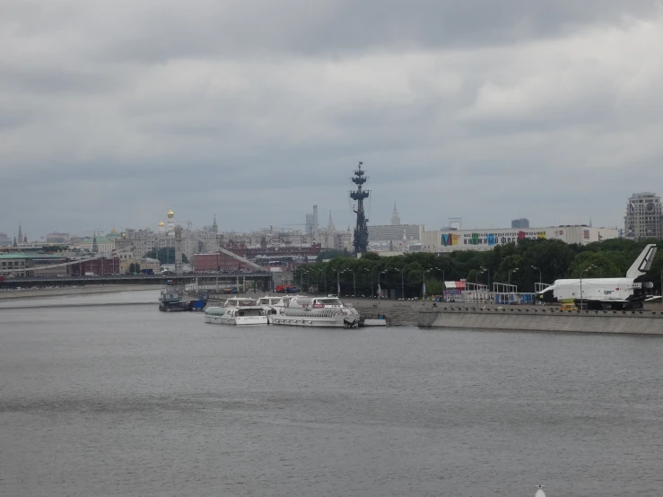 there is some boats sitting on the water