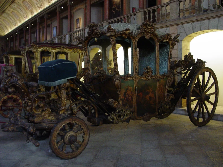 an old vintage carriage sits in a museum