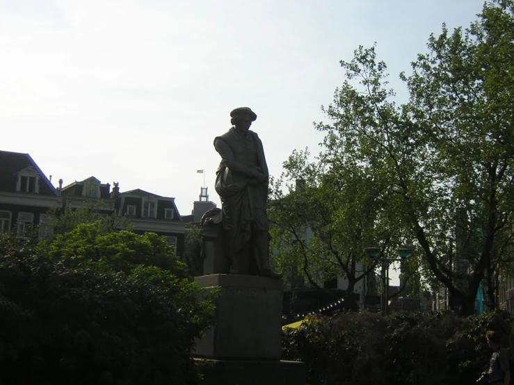 a statue is standing in front of some buildings