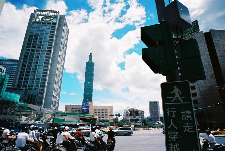 many people are riding their bikes in the city