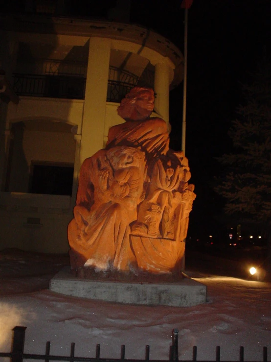 a statue is standing on the cement in front of a building