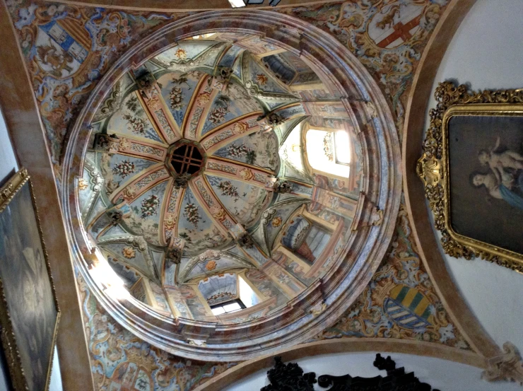 there is a dome ceiling and some paintings