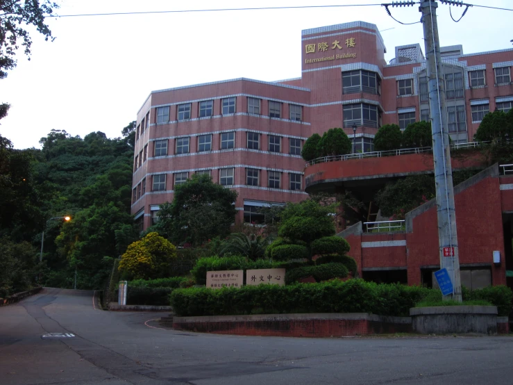 a building with many windows in the corner of a street