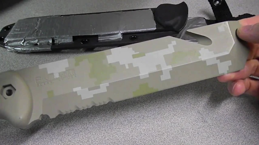 an open knife laying on the ground in a case