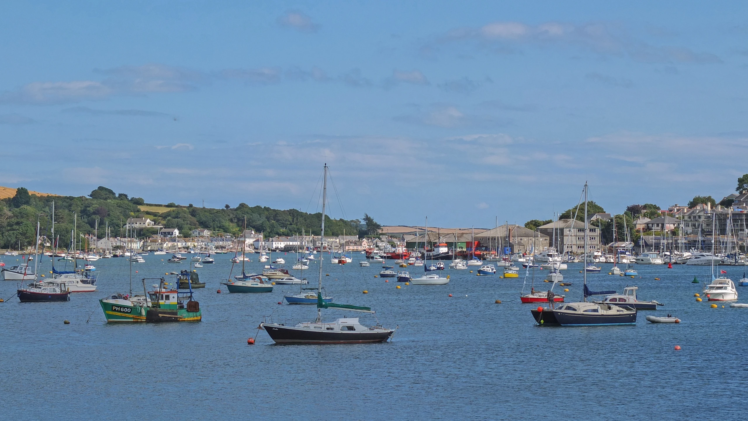 a bunch of small boats that are in the water