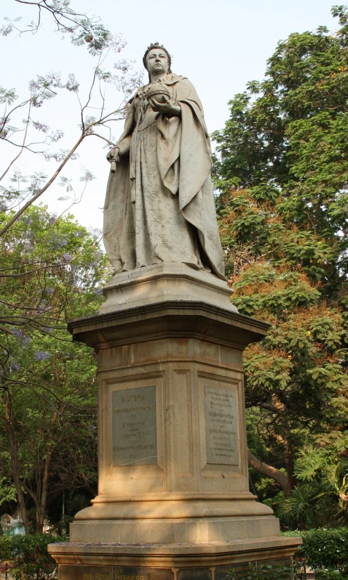 there is a statue in the park with trees