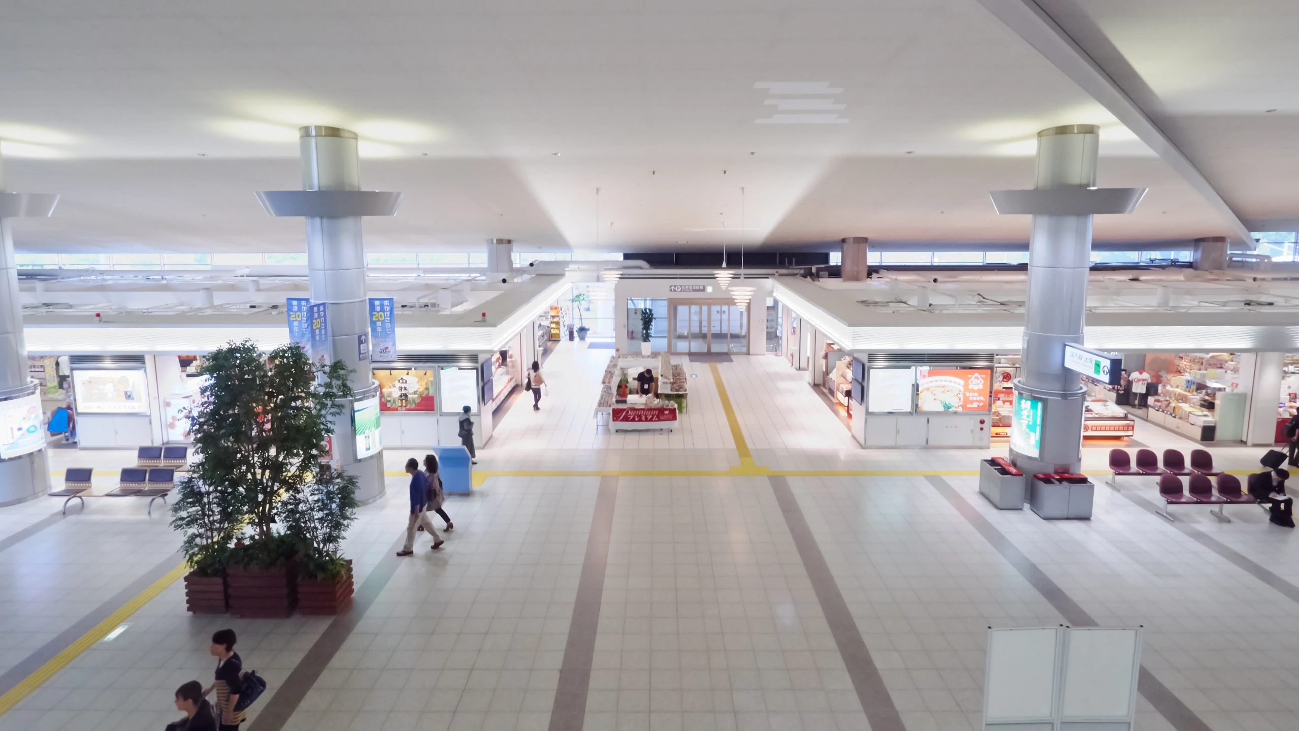 a picture taken inside of a mall with people walking through it