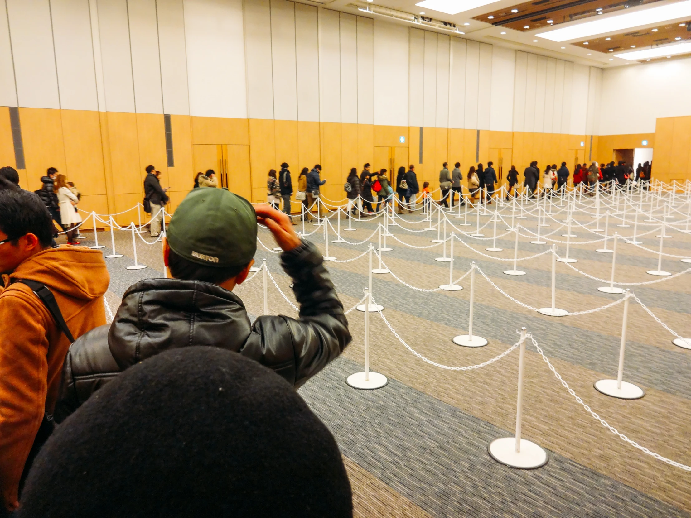 a man is taking pictures of a line of white ropes