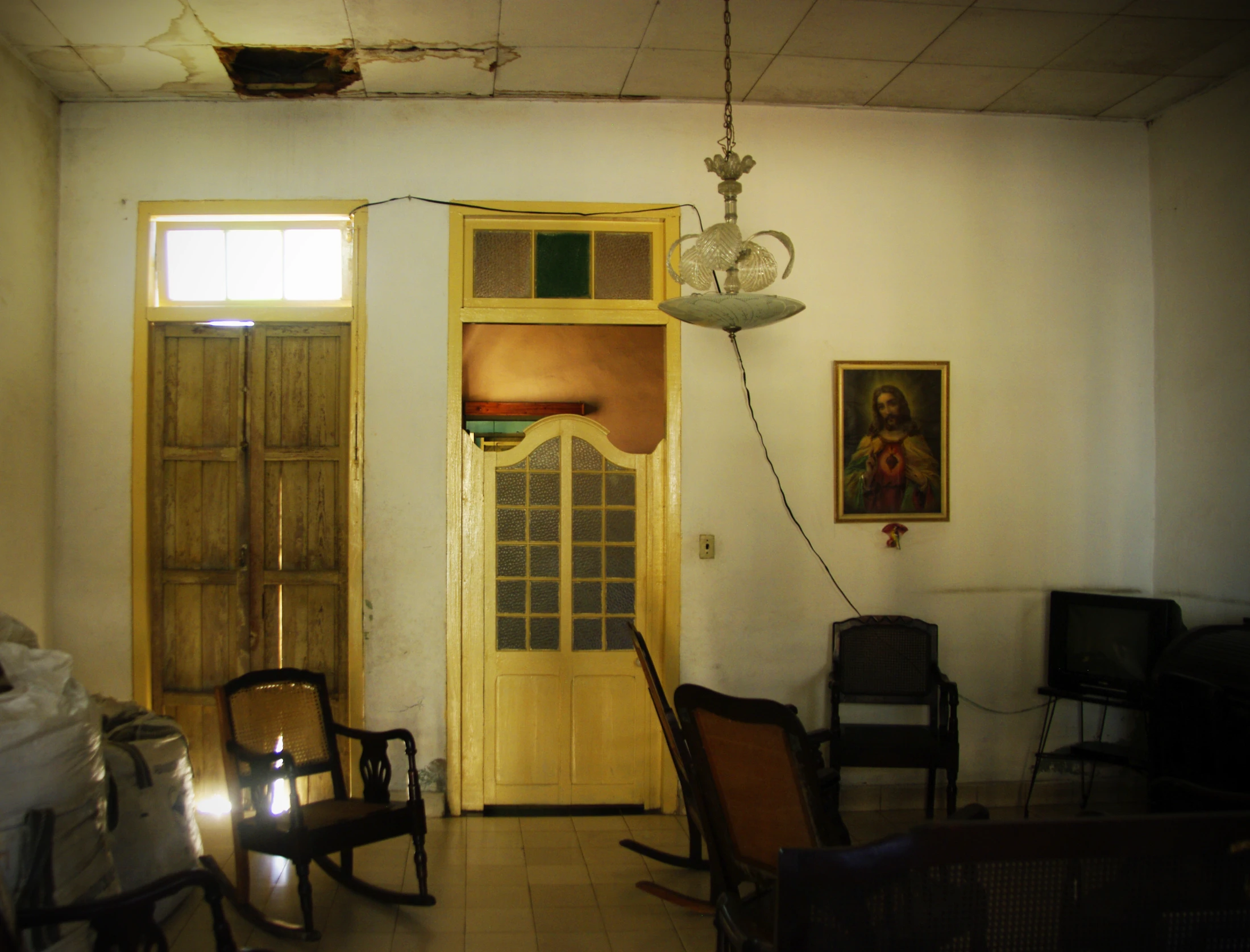 a very old fashioned room with some furniture in it