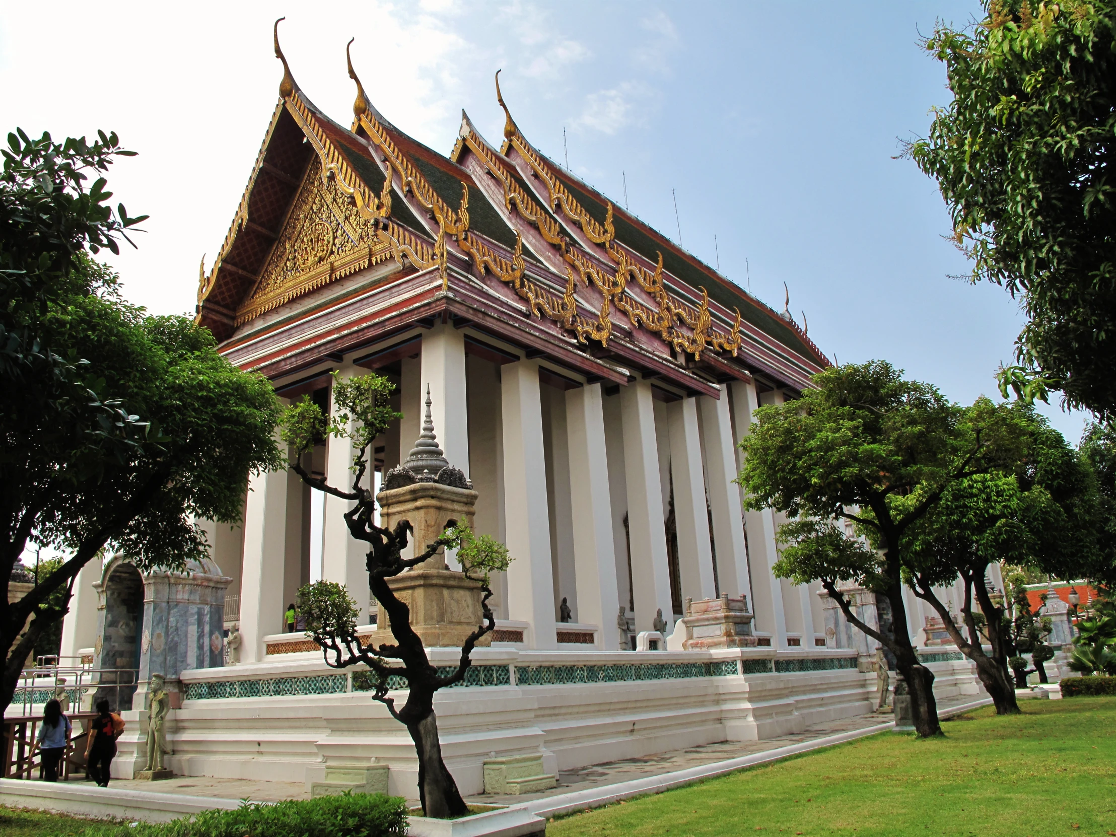 a very large building that has many columns and stairs