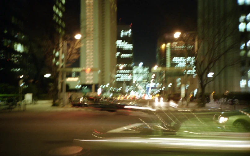 a blurry po of the city skyline at night