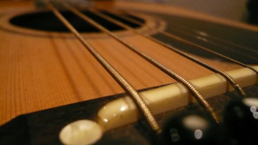 the top strings and strings of an acoustic guitar