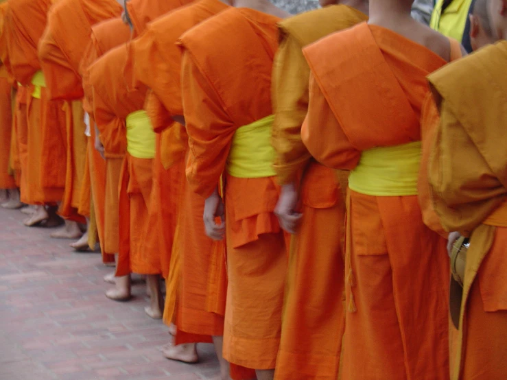 there are lots of orange monks lined up