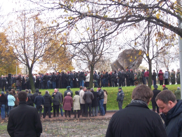 the crowds are gathered in front of a massive sculpture