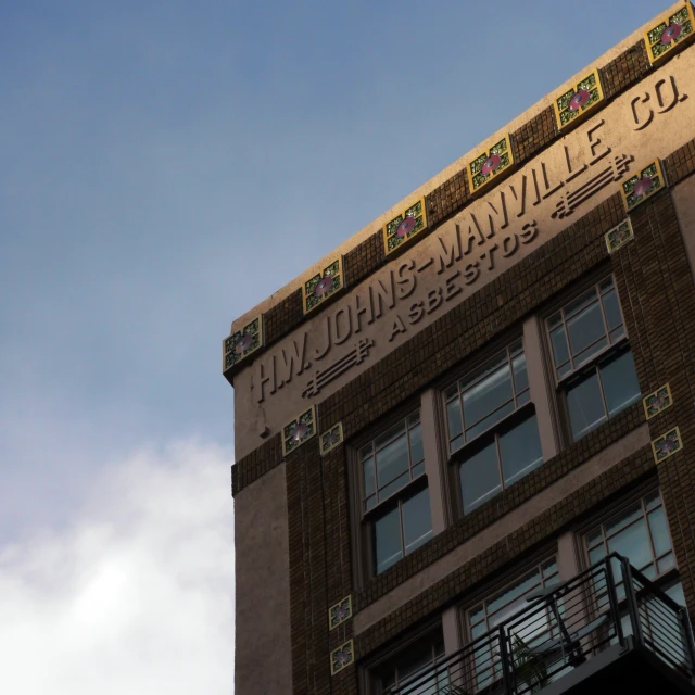 a brown building with ornate windows is in the city