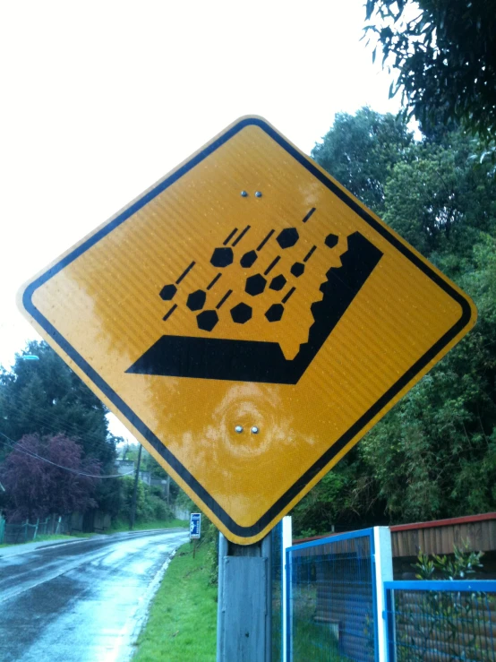 a street sign on the side of a road, with an arrow pointing to the left