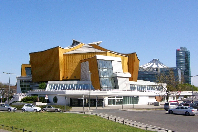 there are several cars in front of the building