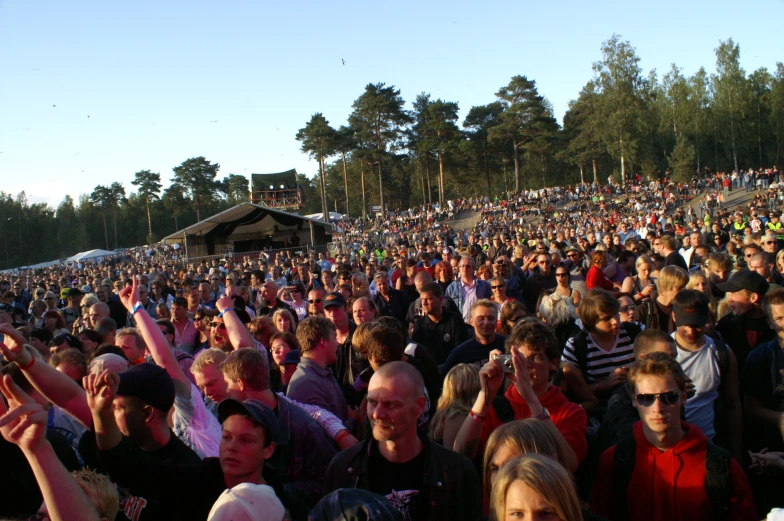 a crowd of people sitting on the side of a hill