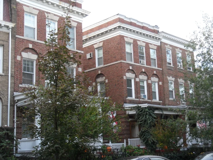 the side of a tall red brick building