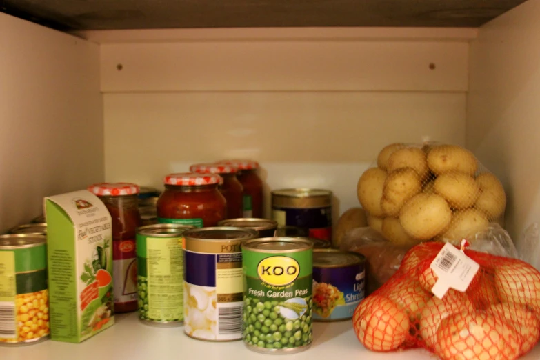 many foods that are on the shelf in the kitchen