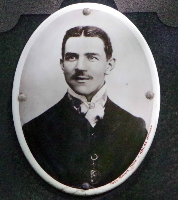 a picture of an old - fashioned man wearing a suit and tie